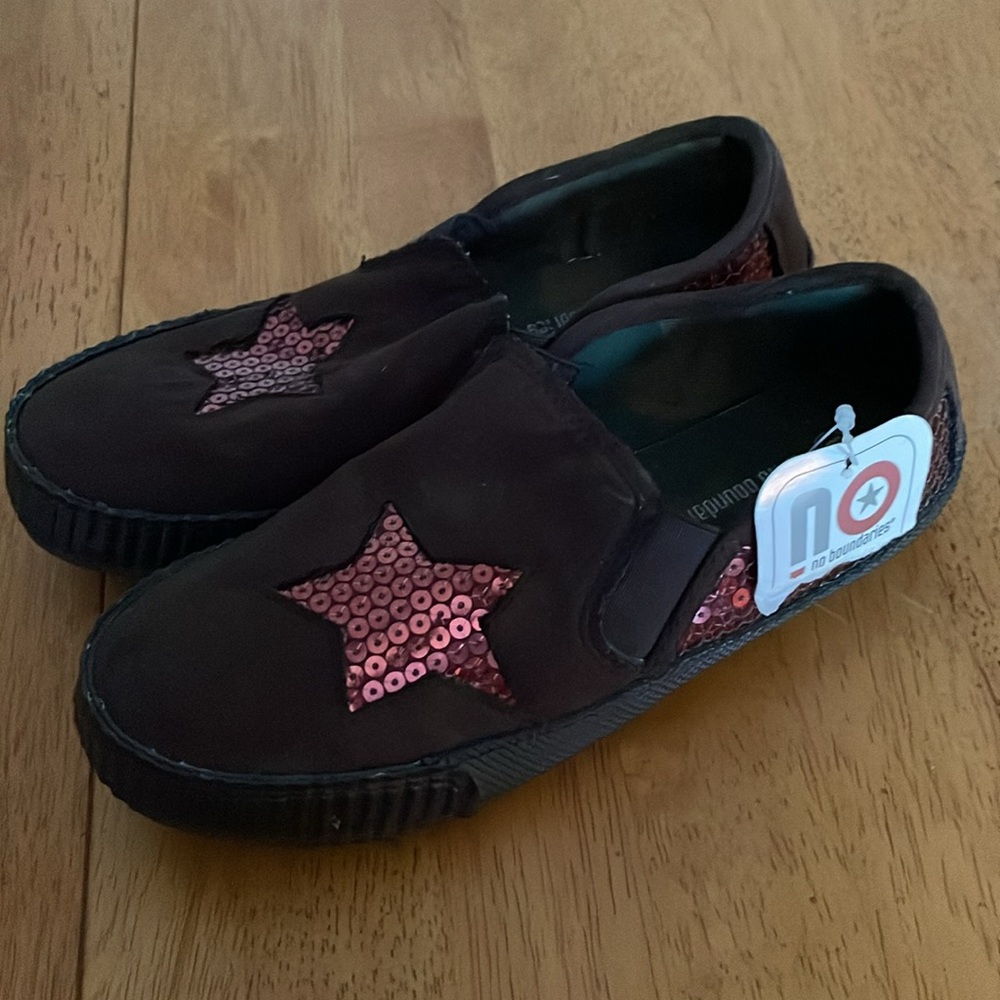 No boundaries brown suede slip ons with red sequin stars - Picture 4 of 8